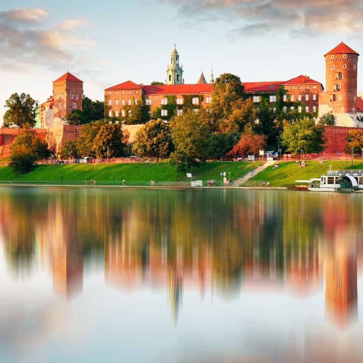 Krakau, eine Kreuzfahrt auf der Weichsel. Schloss Wawel, die Weichsel.