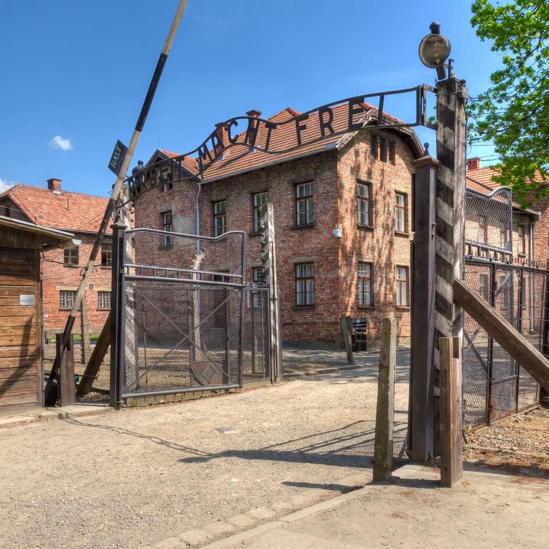 auschwitz-birkenauer tor .