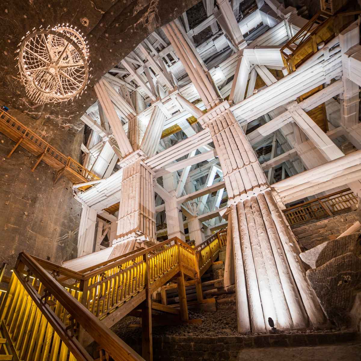 unterirdische treppen des salzbergwerks wieliczka