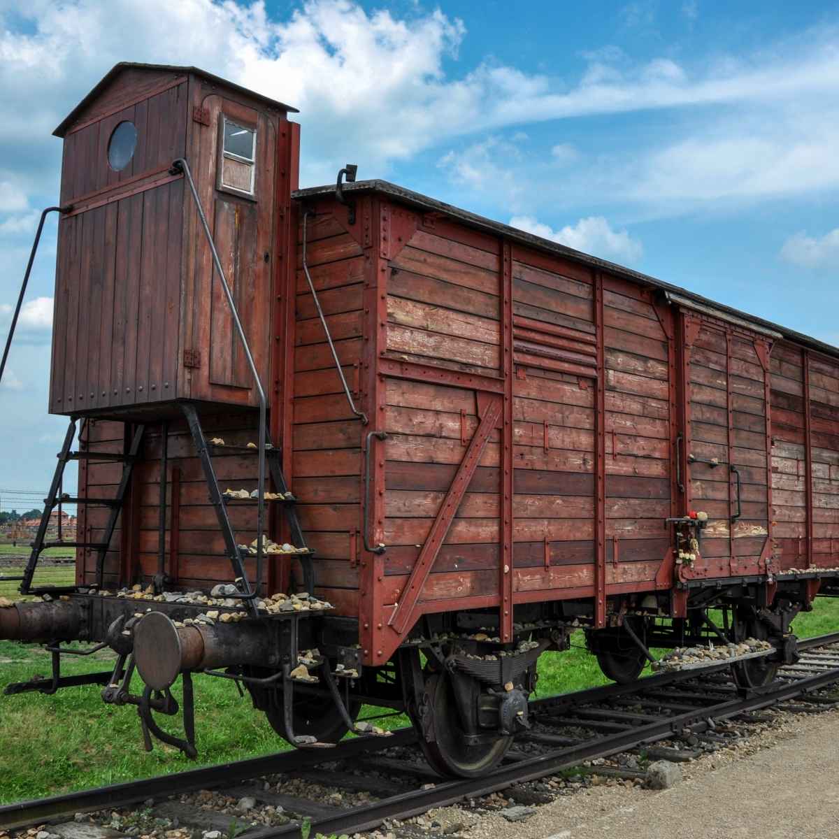 Auschwitz-Birkenau, Tagestour zum Salzbergwerk Wieliczka ab Krakau. Historischer Agonwagen in Birkenau