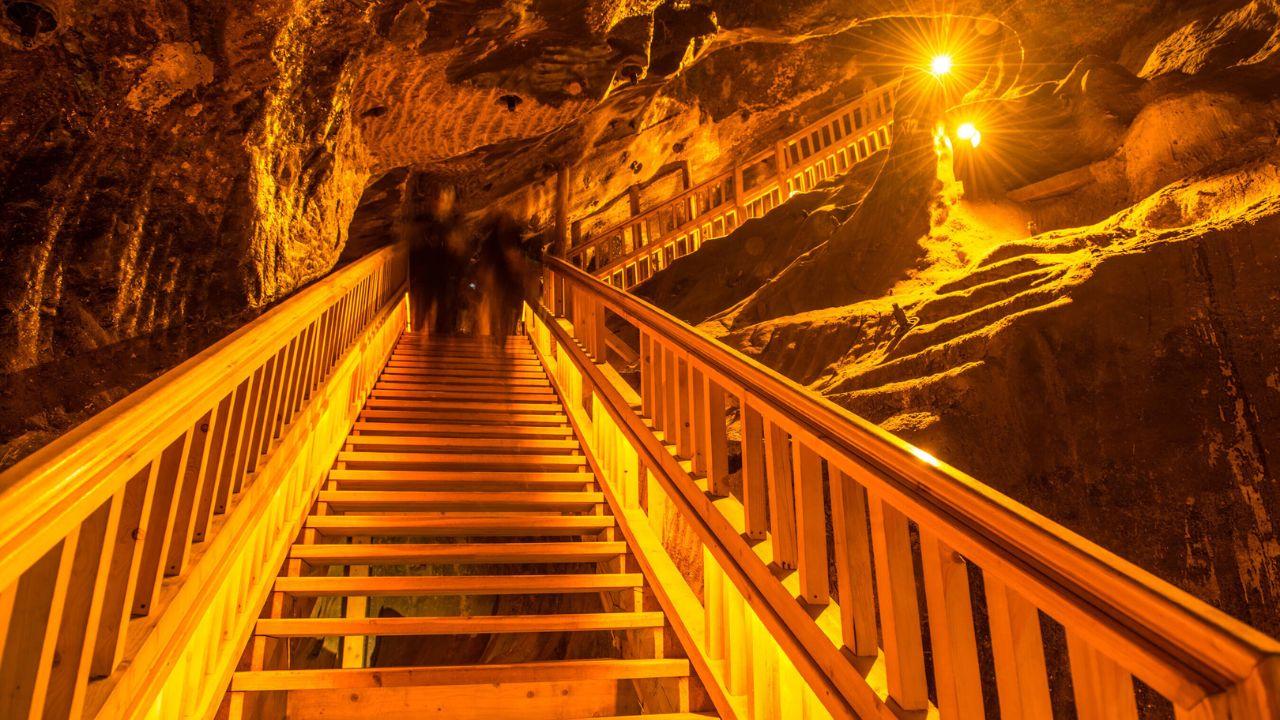 Atemberaubende unterirdische Korridore des Salzbergwerks Wieliczka
