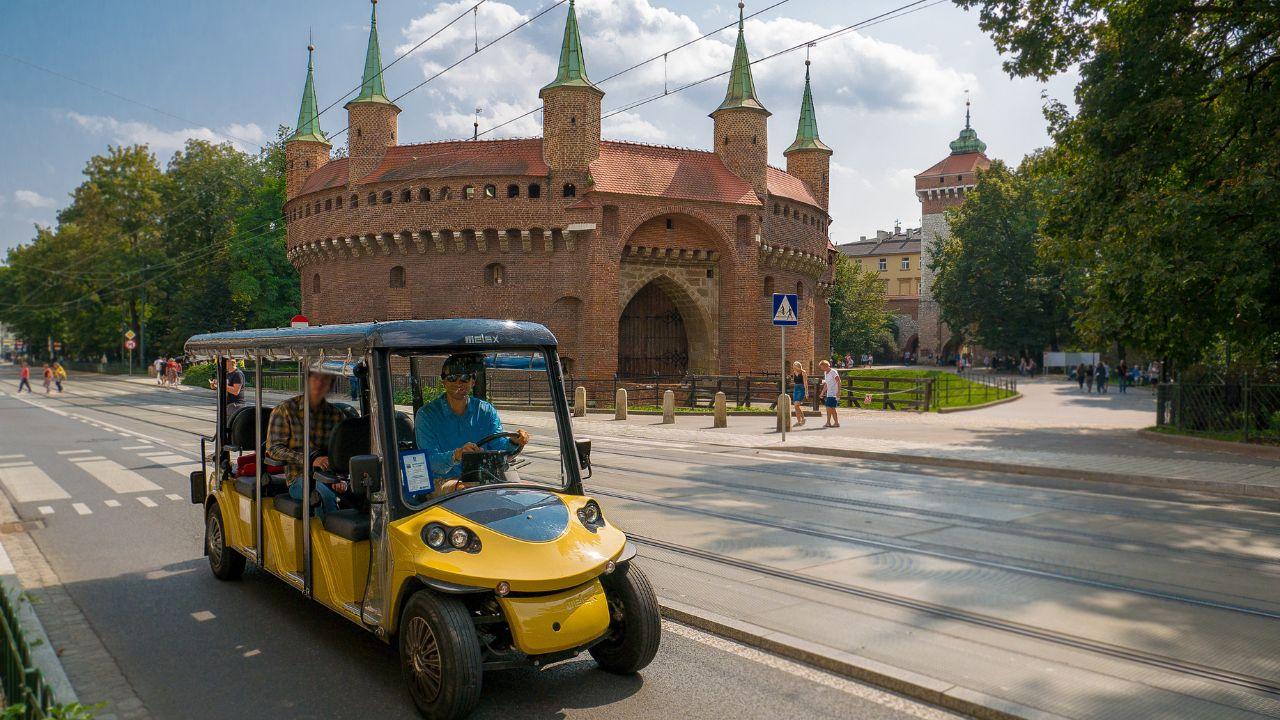 Touristen genießen eine komfortable und trockene Fahrt in einem Elektrofahrzeug und erkunden die Sehenswürdigkeiten von Krakau