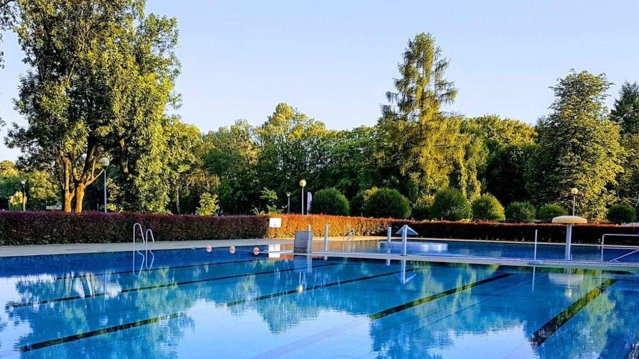 Wandziak-Pool: "Klares Wasser im Freiluft-Wandziak-Pool in Nowa Huta, menschenleer."
