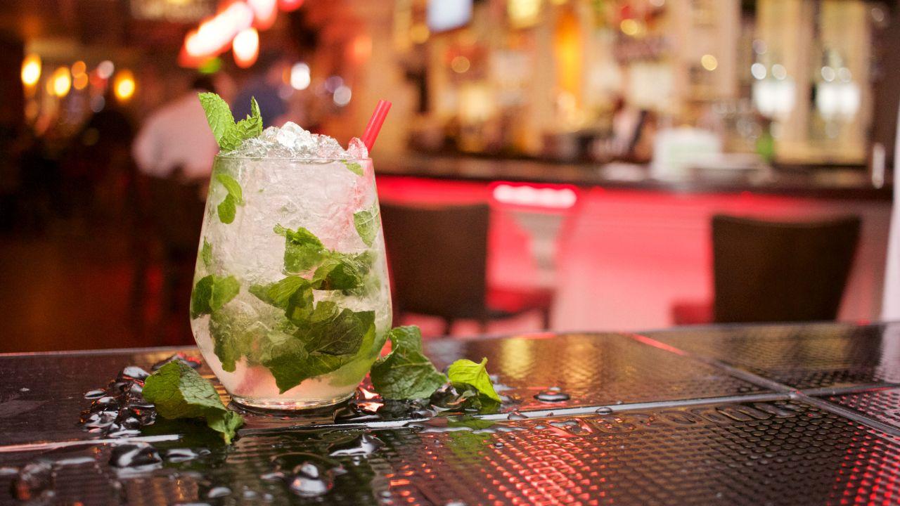 Nahaufnahme eines Cocktails in einer der einzigartigen Bars in Krakau, perfekt für einen regnerischen Tag